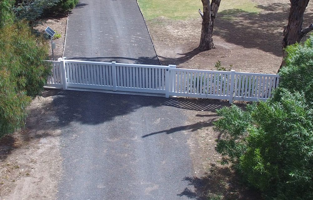 Think-Fencing-Automatic-Gate-Wren-Picket-Fence-White