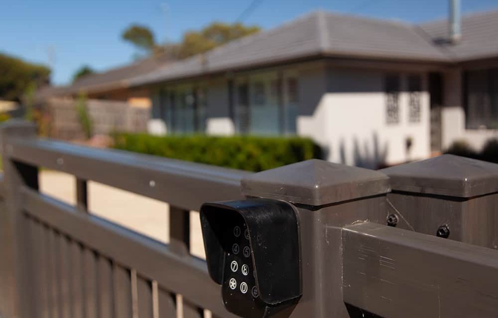 Think-Fencing-Rosella-Picket-Fence-Sliding-driveway-gate-Woodgrain-Pine-closeup