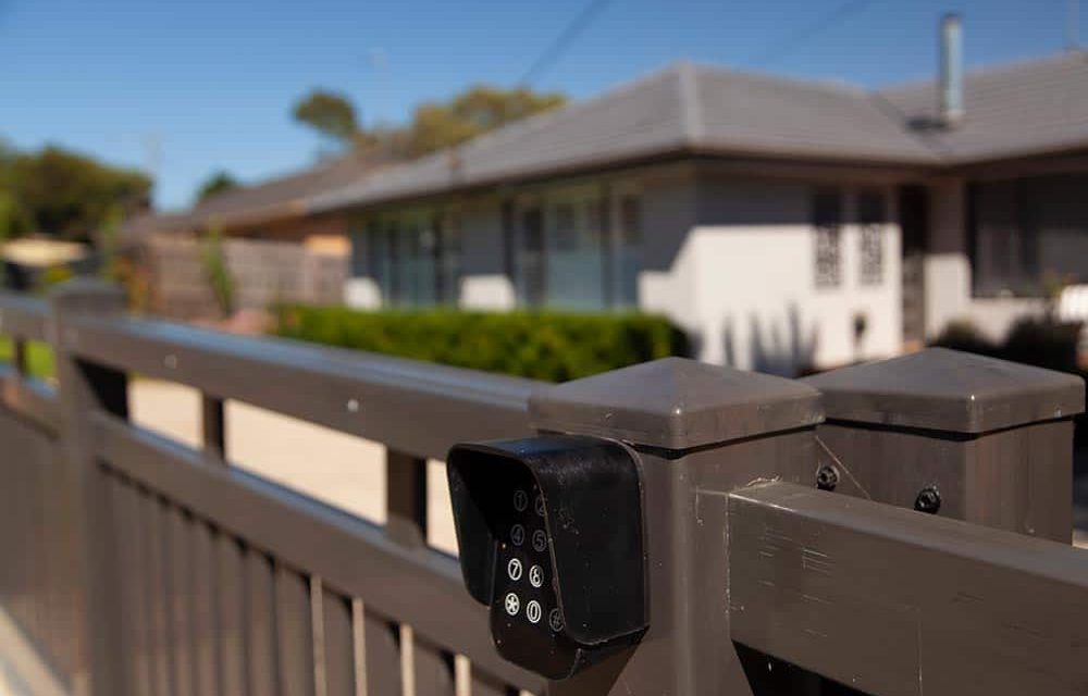 Think-Fencing-Rosella-Picket-Fence-Woodgrain-Pine